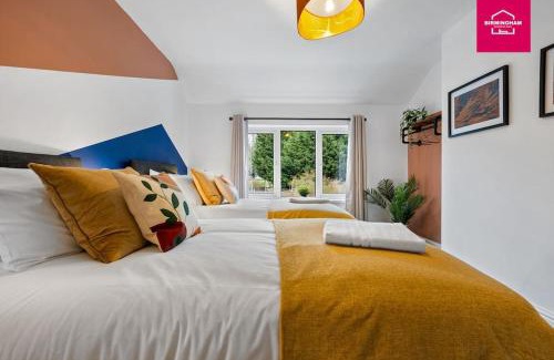 Seisdon House | Available for Horse of the Year and Caravan Show - 4 bedrooms with 7 beds , 2 bathrooms and driveway