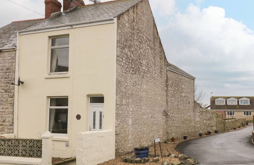Southwell Cottage | AVALANCHE COTTAGE, pet friendly, with open fire in Weston, Portland