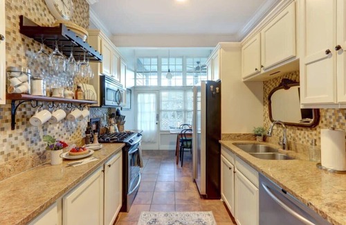 Hitch Village - Fred Wessels Homes Apartment | Avery's Cottage @ Trustees' Garden | Walk 2 River!
