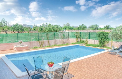 Ariany House | Awesome home in Ariany with kitchenette