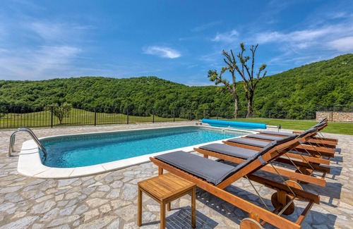 Gospic House | Awesome home in Barlete with kitchen