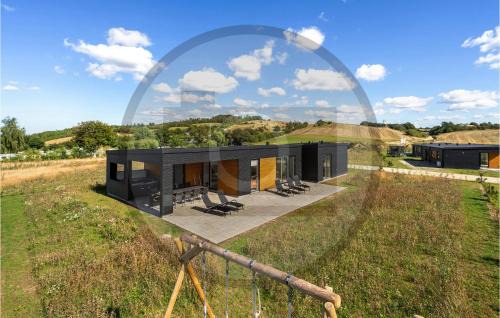 Hjarbæk House | Awesome Home In Løgstrup With Kitchen