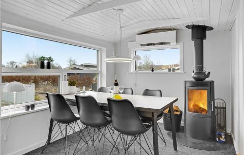 Grønninghoved Strand House | Awesome Home In Sjølund With Wifi