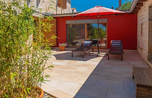 Mofardini House | Awesome home in Tinjan with sauna