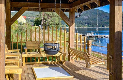 Kviteseid House | Awesome home in Vrådal with lake view