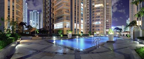 Pinagsama Apartment | Awesome Sunset View in Venice Mall Suite with PS5 30th edition, Walk to Everything, 5 mins away to BGC, DisneyPlus, Prime Video, HBO Max