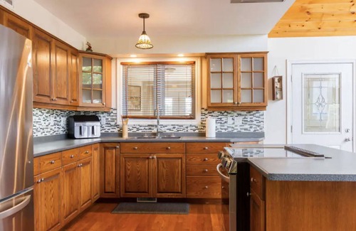 Adolphustown Cottage | ★ Awesome Waterfront Cottage ~ 4 BR ~ Near Prince Edward County & Wine Region