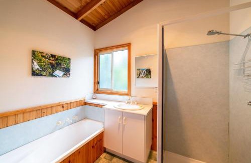 Halls Gap Villa | Awonga Cottages - Hakea 2Br