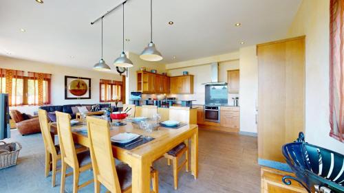 Saint-Pierre-de-Clages Ski Chalet | Axaari - VIEW & SUNNY chalet 10 pers