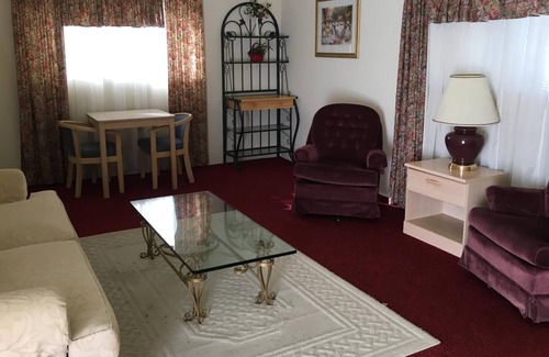 Fredericksburg Hotel | Azure Hills Inn & Suites