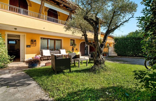 Mirano Apartment | 'Azzurra' Room with Shared Garden, Wi-Fi and Air Conditioning