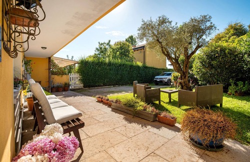 Mirano Apartment | 'Azzurra' Room with Shared Garden, Wi-Fi and Air Conditioning