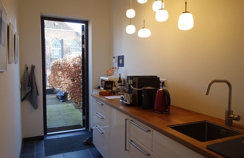 Dordrecht Bed & Breakfast | B&B/Art gallery with terras/garden In the historic center of Dordrecht