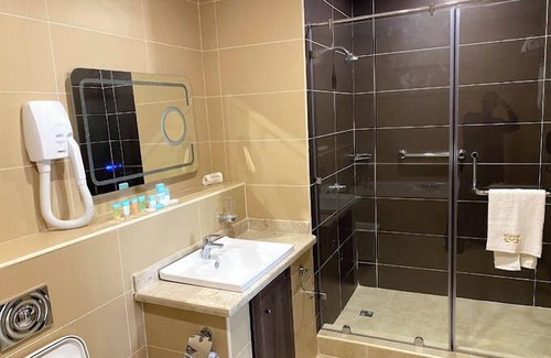 Igando Hotel | B & C Dyamond Hotel and Suites