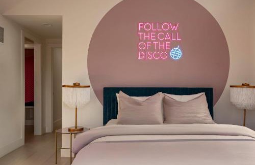Swede Hill House | Bach & Bubbly House - 5BR, Pool, Gym & Glam Room