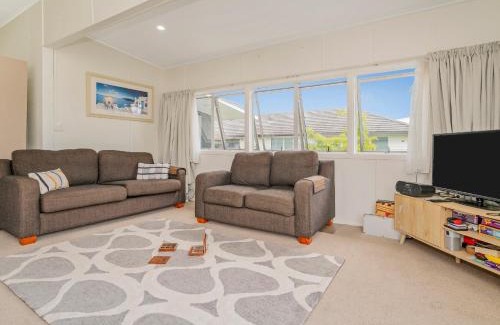 Whangamata House | Bach Life on Seabreeze - Whangamata Holiday Home