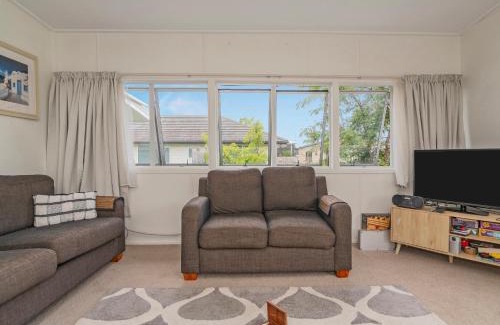 Whangamata House | Bach Life on Seabreeze - Whangamata Holiday Home