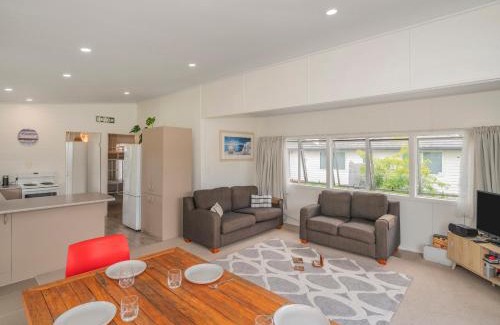 Whangamata House | Bach Life on Seabreeze - Whangamata Holiday Home