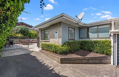 Mount Maunganui Cottage | Bach Relax - Mt Maunganui Holiday Home