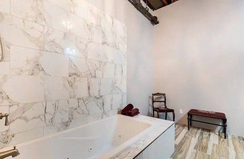 Downtown St. Louis Hotel | Bachelor, Bachelorette, Teams or Large Groups! Large 2 Bedroom Apt, Sleeps 12.