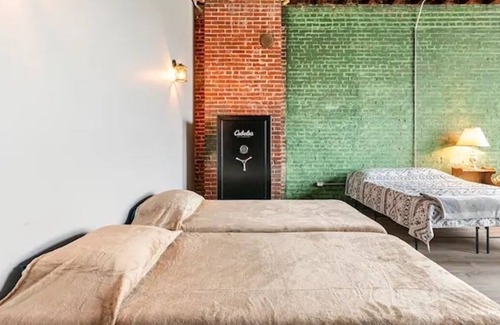 Downtown St. Louis Hotel | Bachelor, Bachelorette, Teams or Large Groups! Large 2 Bedroom Apt, Sleeps 12.