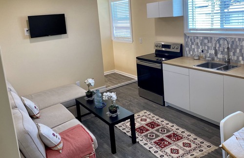 Harbor Gateway South House | Backyard Guest House