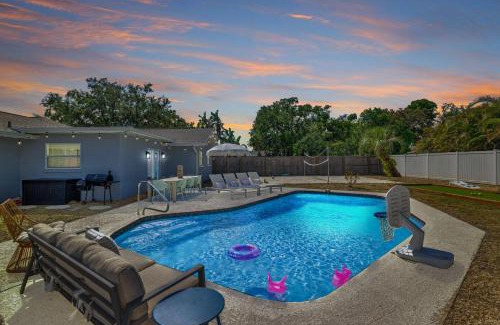 Seminole House | Backyard Oasis w Sand Volleyball Mins to Beach