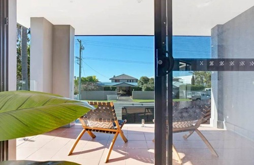 Salamander Bay House | Baie de Salamandre - modern & minimalist two-storey holiday home located close to the beach