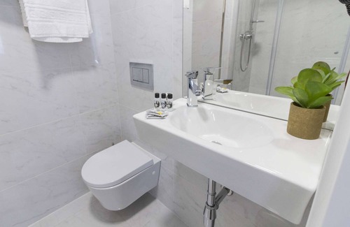Sao Jose Hotel | Bairro Alto Suites - Double Room with Private Ensuite Bathroom