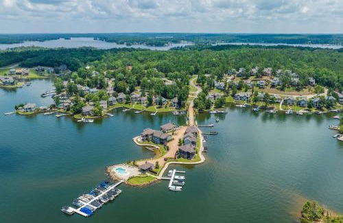 Dadeville Apartment | Balcony and Community Perks Lake Martin Condo!