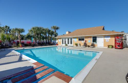 Galveston Apartment | Balcony and Pool Access Condo in Galveston!