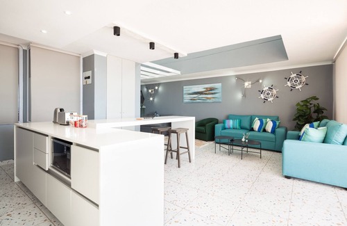 Shaka's Rock Apartment | Ballito Beachfront Retreat - No Loadshedding