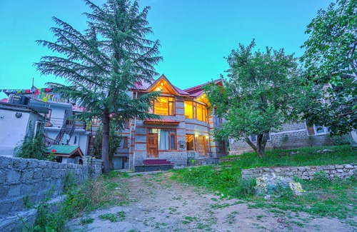 Aleo Cottage | Balvenie - 4 BHK - A mountain View cottage 5 min away from Mall Road