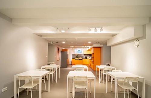 Cannes City Centre Hostel | BANANA'S CAMP