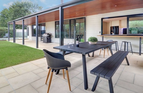 Mansfield House | Banksia House - 5 Bedroom 2 bathroom home with pool and large yard.