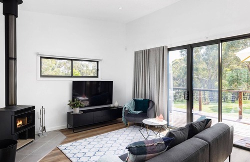 Eganstown House | Banksia Villa- Modern two bedroom Villa with country views
