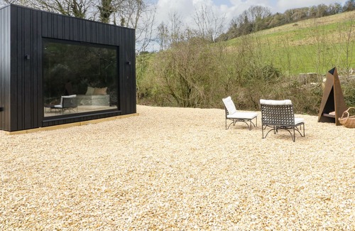 Whittington Cottage | BANTAM HOUSE 1, romantic, with a garden in Cheltenham