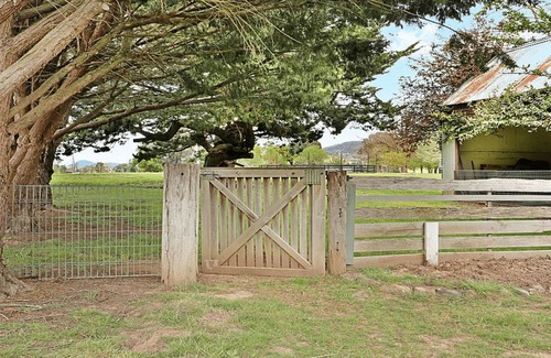 Mansfield Cottage | Baringa Cottage - Quant little farm stay cottage sitting amongst the surrounding mountain views.