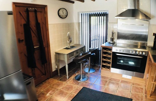 Cauldon Low House | Barn Conversion - Sleeps 4 - Pet friendly - Garden