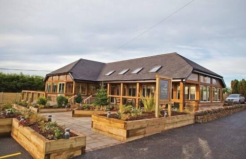 Cauldon Low House | Barn Conversion - Sleeps 4 - Pet friendly - Garden