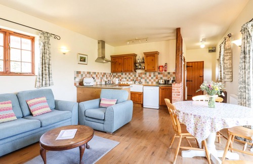 Little Glemham Cottage | BARN OWL COTTAGE, pet friendly, with a garden in Little Glemham