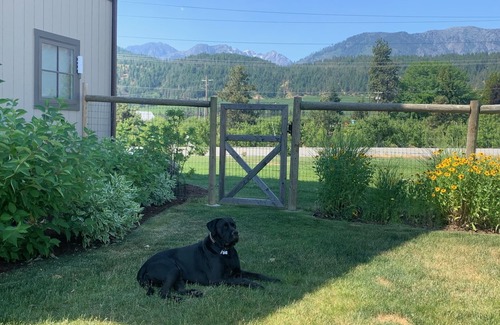 Peshastin House | Barn-style Home, Mountain Views, 2 mi to Leavenworth. Dog visitors welcome!