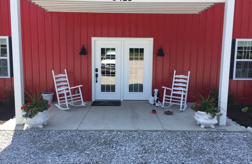 Eddyville House | Barn unit with vintage charm and a modern twist