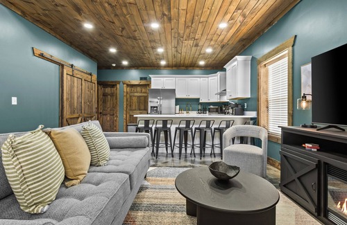 Stanton House | Barndo Parking River Hot Tub