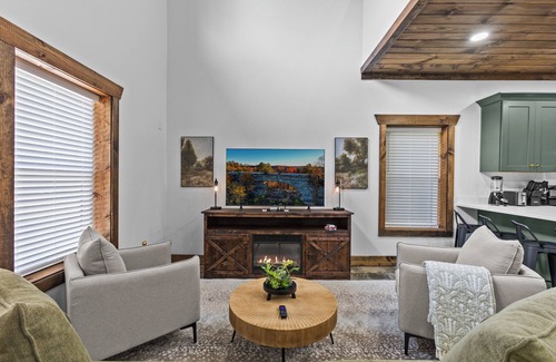 Stanton House | Barndo Stay Hot Tub Red River Ample Parking