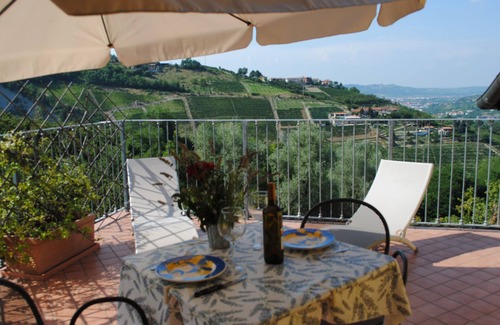 Diano d'Alba Apartment | BAROLO apartment, in the sun in the green hills.