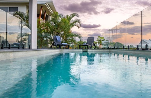 Agnes Water House | Barrier Reef Retreat - 4BR w/Pool 1 min to Beach