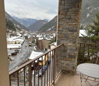 Arinsal Apartment | Barthe Holidays I Apartamento Moderno en Arinsal 4PAX a pie de pistas I Balcón con vistas impresionantes al valle y parking I Guineu