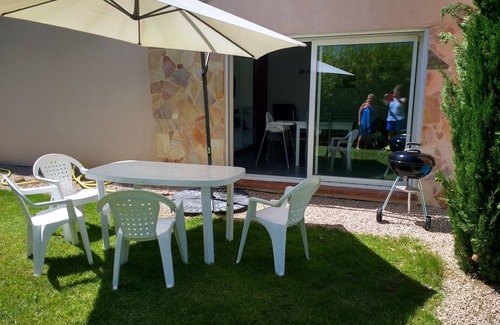 Sollies-Toucas Apartment | Bas de Villa sur Grand Jardin Privatif Gazonné, Entrée Indépendante