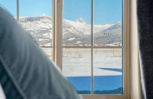 Victor House | Basecamp Stays: Stylish Mtn Home, Fireplace, Views